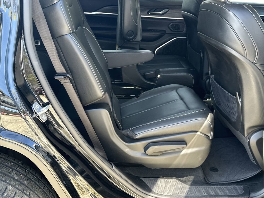 Used 2023 Jeep Grand Cherokee L Limited w/ Luxury Tech Group II image 16