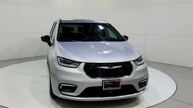 Used 2024 Chrysler Pacifica Touring-L FWD image 2