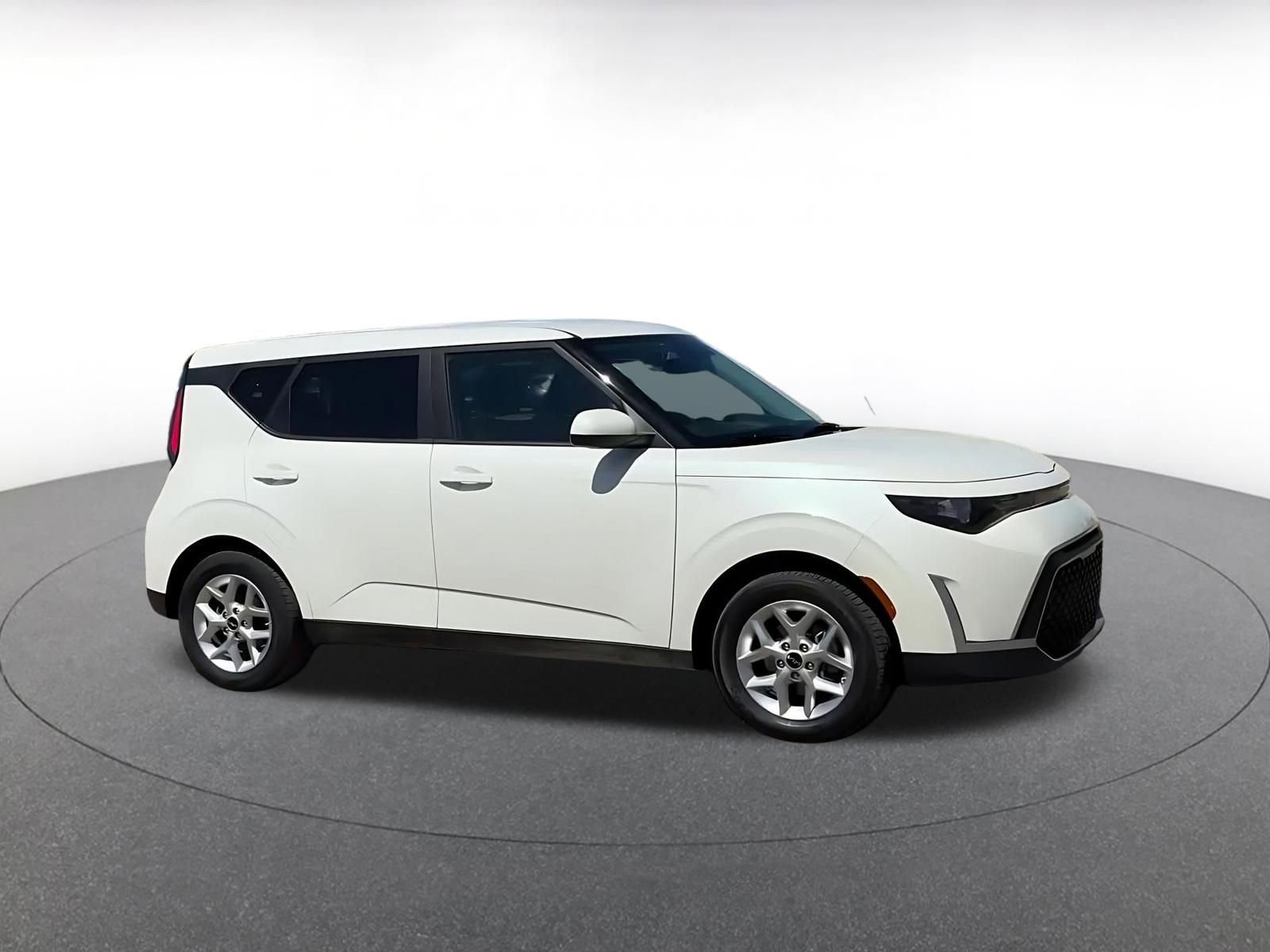Used 2025 Kia Soul LX w/ LX Technology Package image 2
