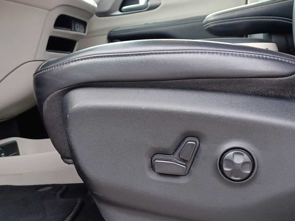 Used 2023 Chrysler Pacifica Touring-L FWD image 14