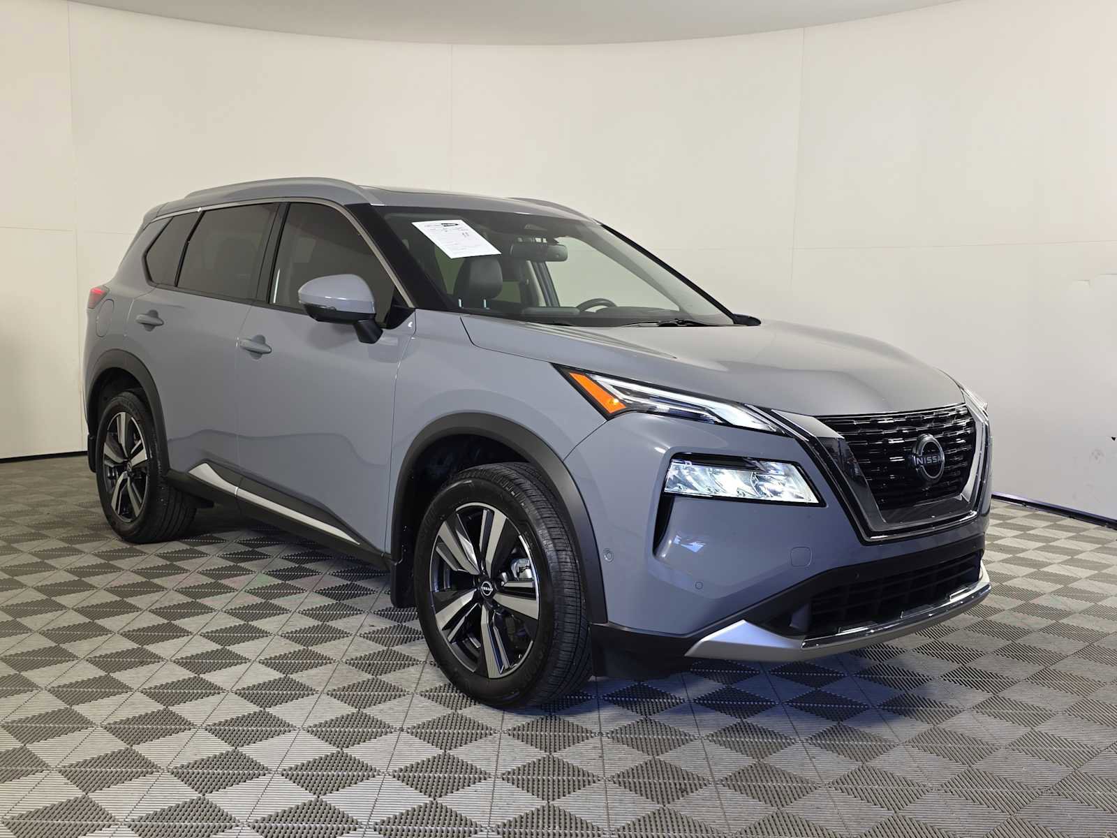 Used 2023 Nissan Rogue Platinum w/ Platinum Premium Package image 2