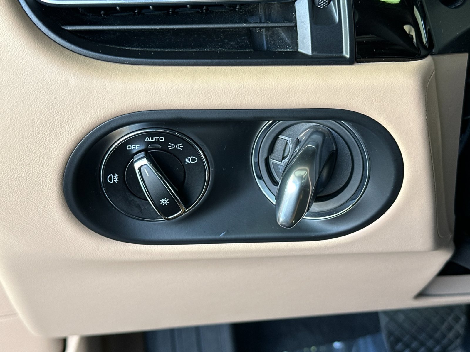 Certified 2023 Porsche Macan S AWD/4WD image 32
