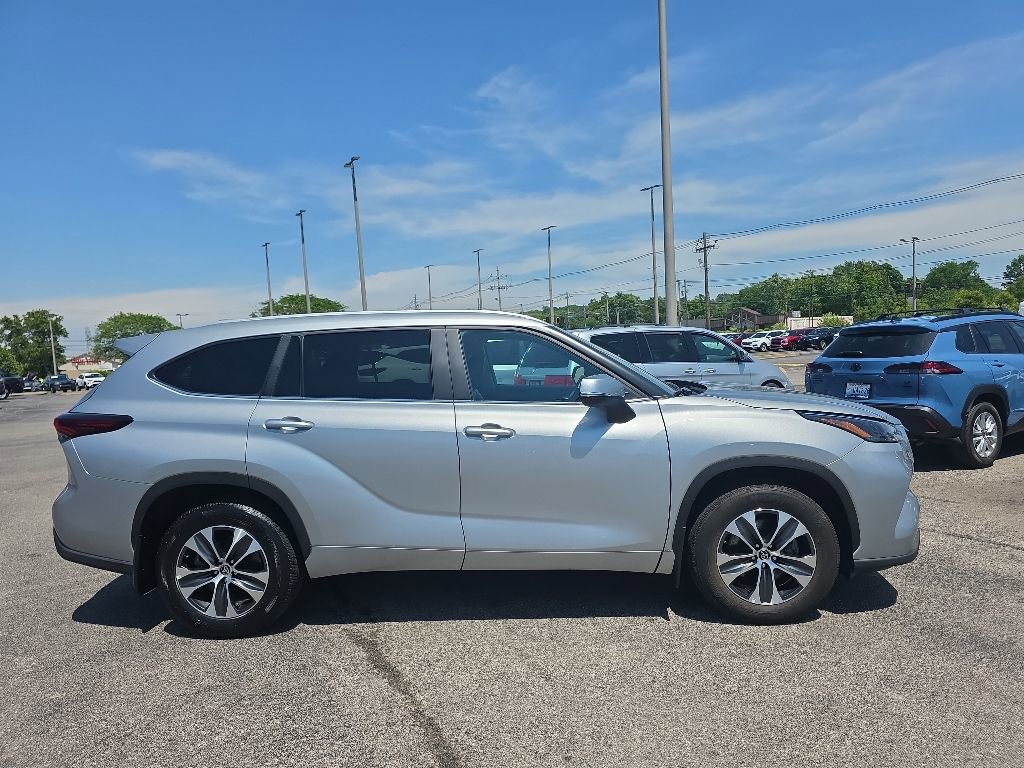 Certified 2025 Toyota Highlander XLE AWD/4WD image 4