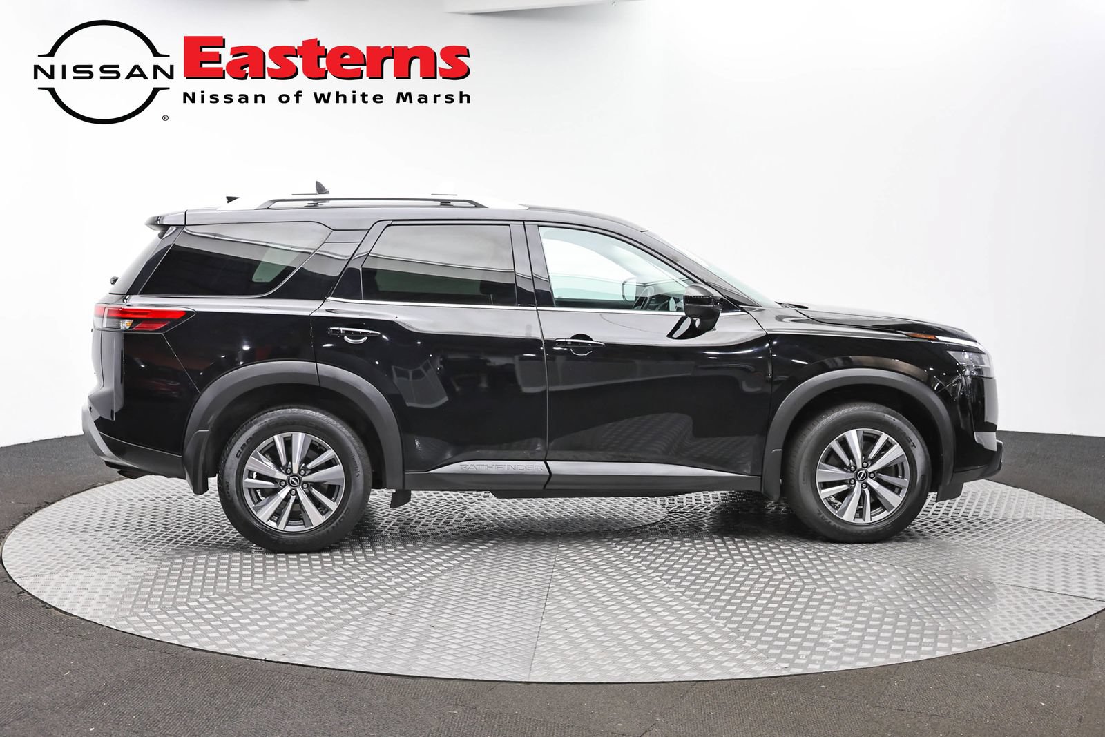 Used 2023 Nissan Pathfinder SL AWD/4WD image 4
