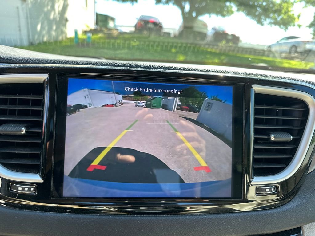 Used 2021 Chrysler Pacifica Touring-L FWD image 17