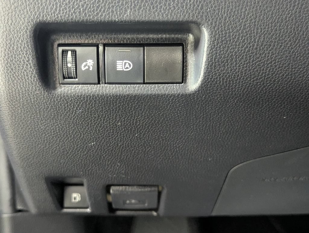 Used 2020 Toyota RAV4 XLE AWD/4WD image 13
