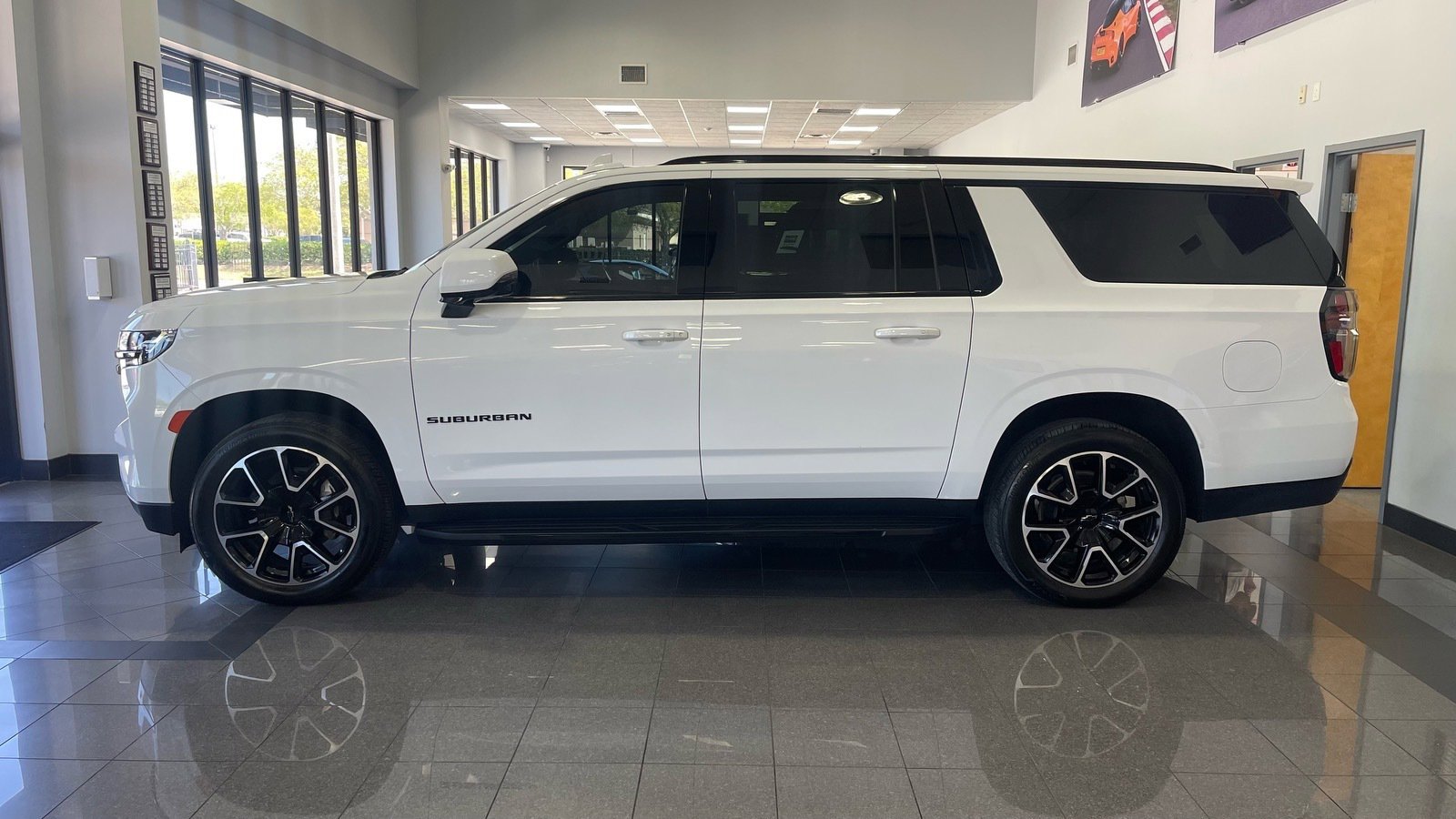 Used 2024 Chevrolet Suburban RST w/ Luxury Package image 2