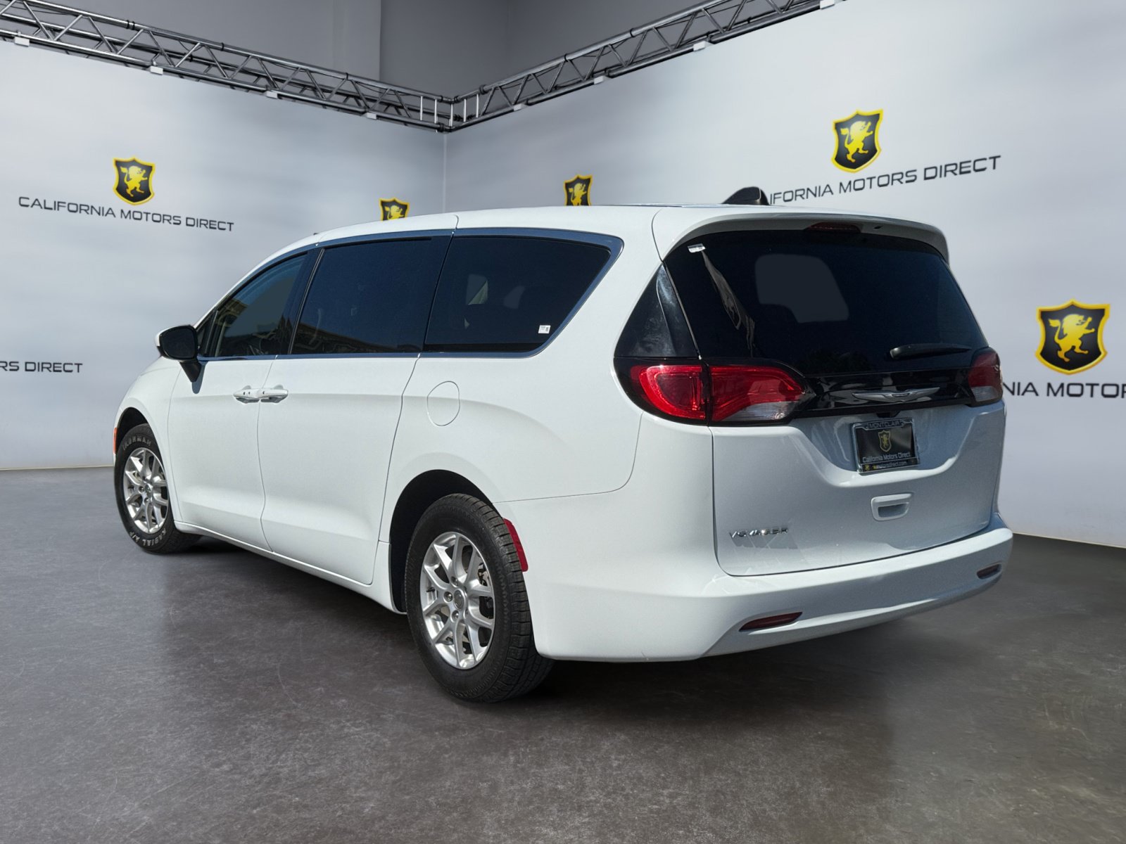 Used 2023 Chrysler Voyager LX FWD image 3