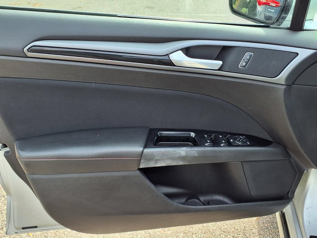 Used 2016 Ford Fusion SE w/ Equipment Group 201A AWD/4WD image 12