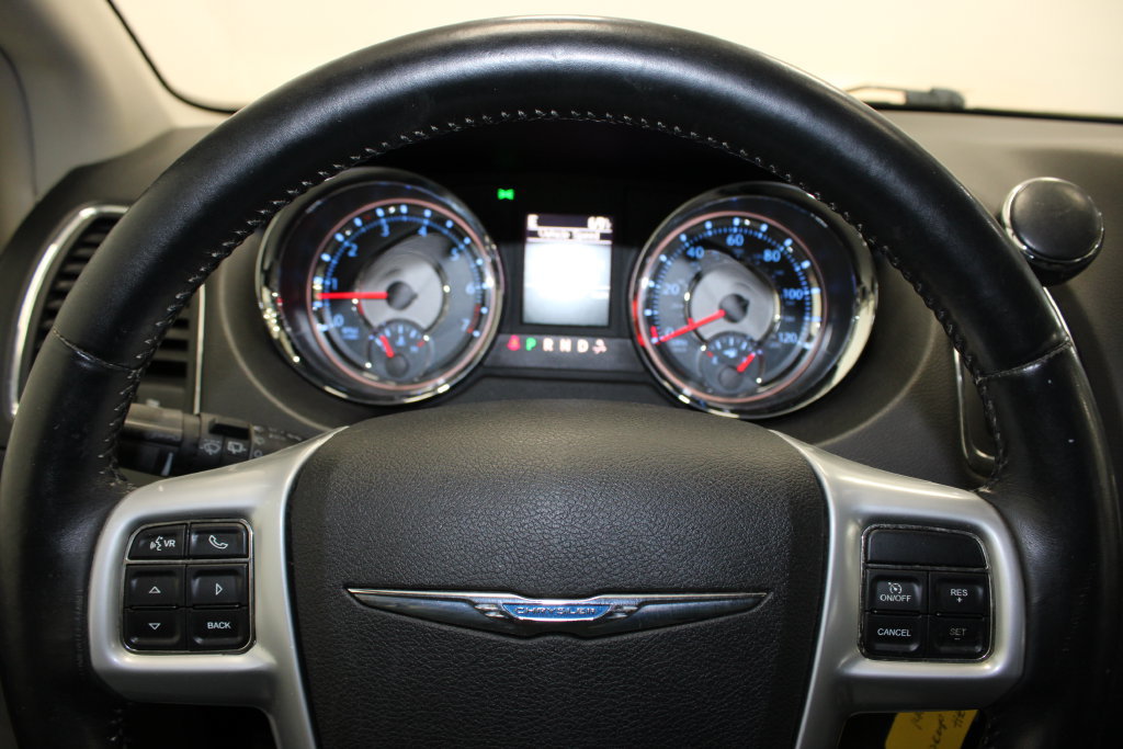 Used 2014 Chrysler Town & Country Touring FWD image 19