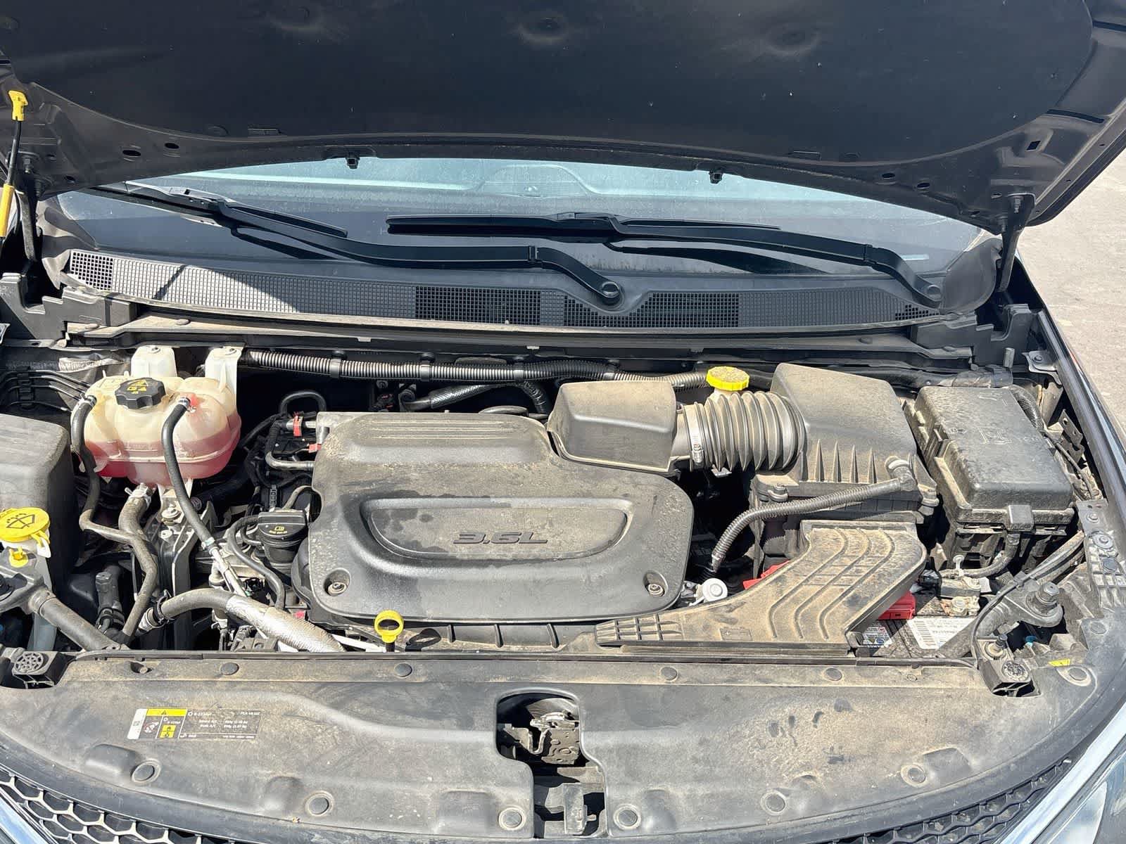 Used 2019 Chrysler Pacifica Limited w/ Tire & Wheel Group FWD image 32