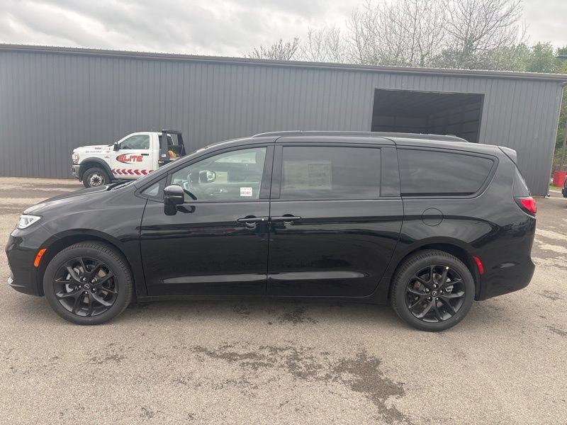 New 2026 Chrysler Pacifica Limited w/ S Appearance Package AWD/4WD image 6