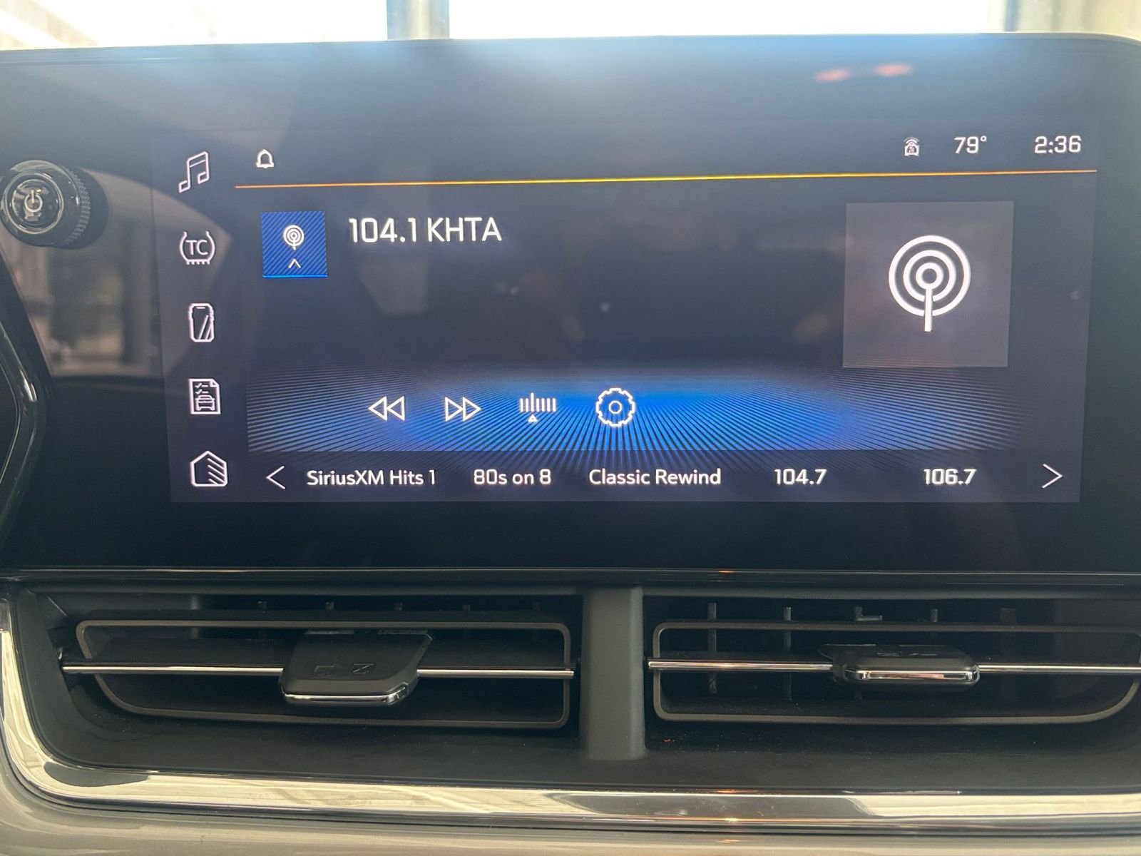 Used 2025 Chevrolet Trax LT FWD image 26