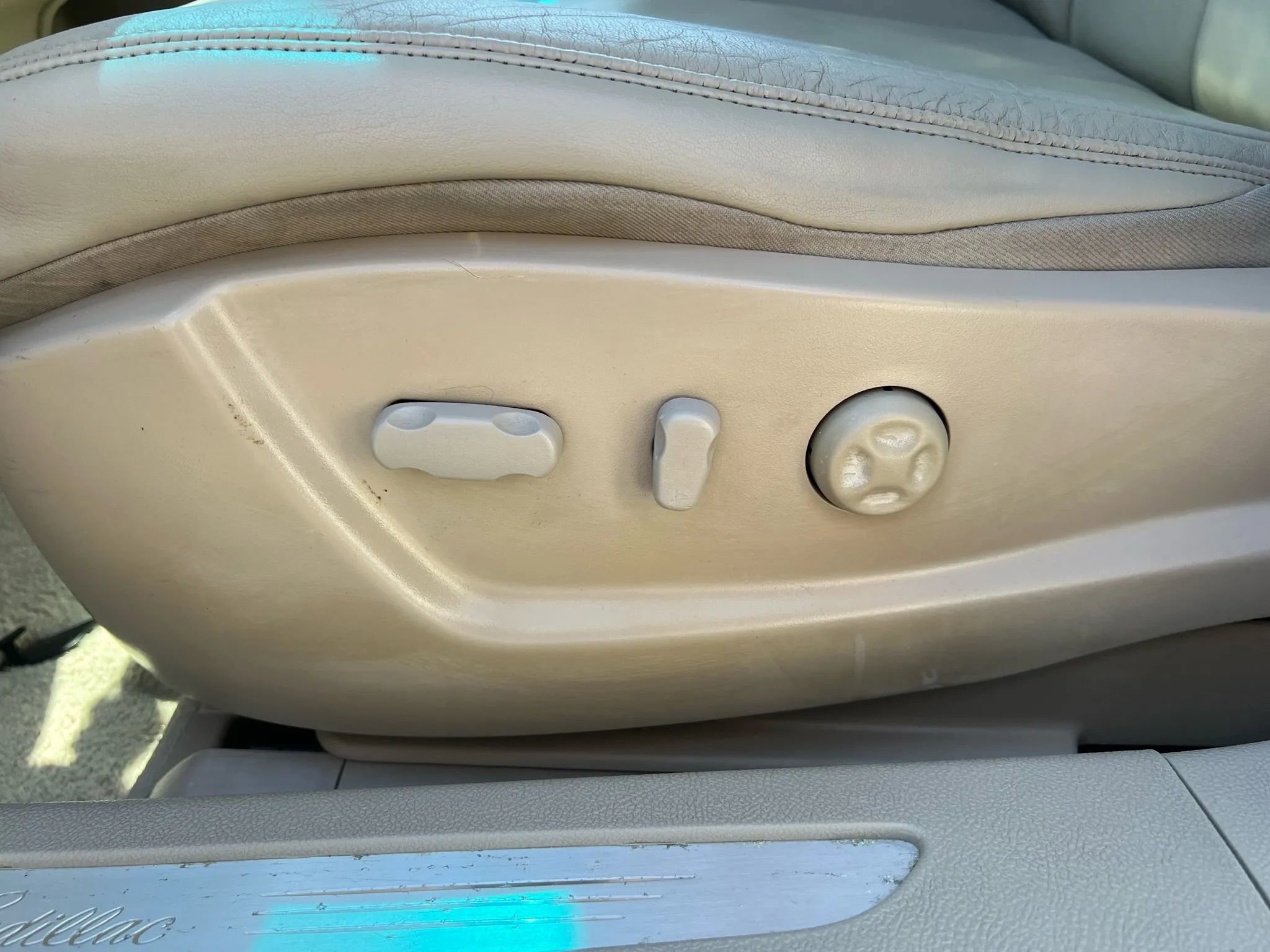 Used 2009 Cadillac DTS w/ Trunk Convenience Package FWD image 21