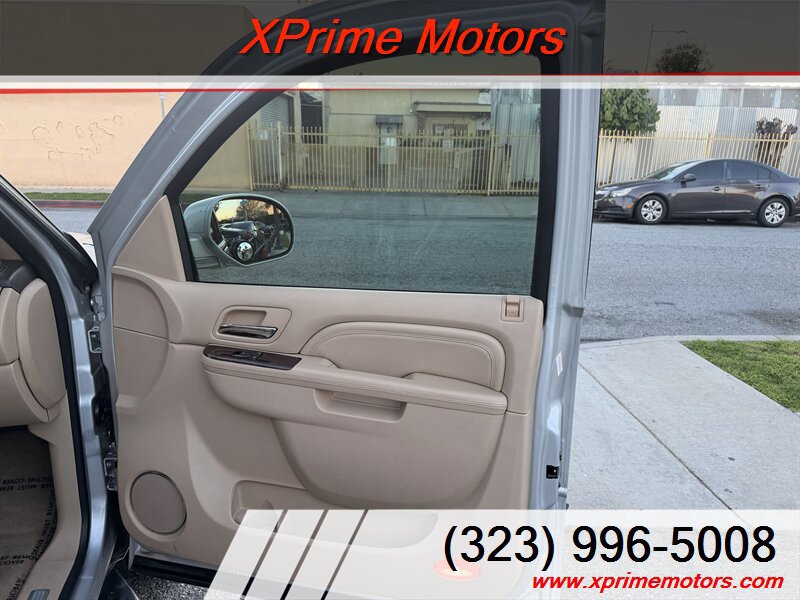 Used 2011 Cadillac Escalade Luxury AWD/4WD image 35