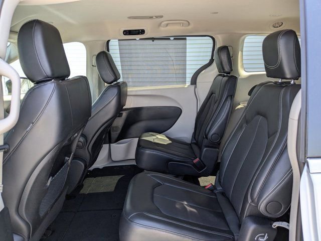 Used 2024 Chrysler Pacifica Touring-L image 14