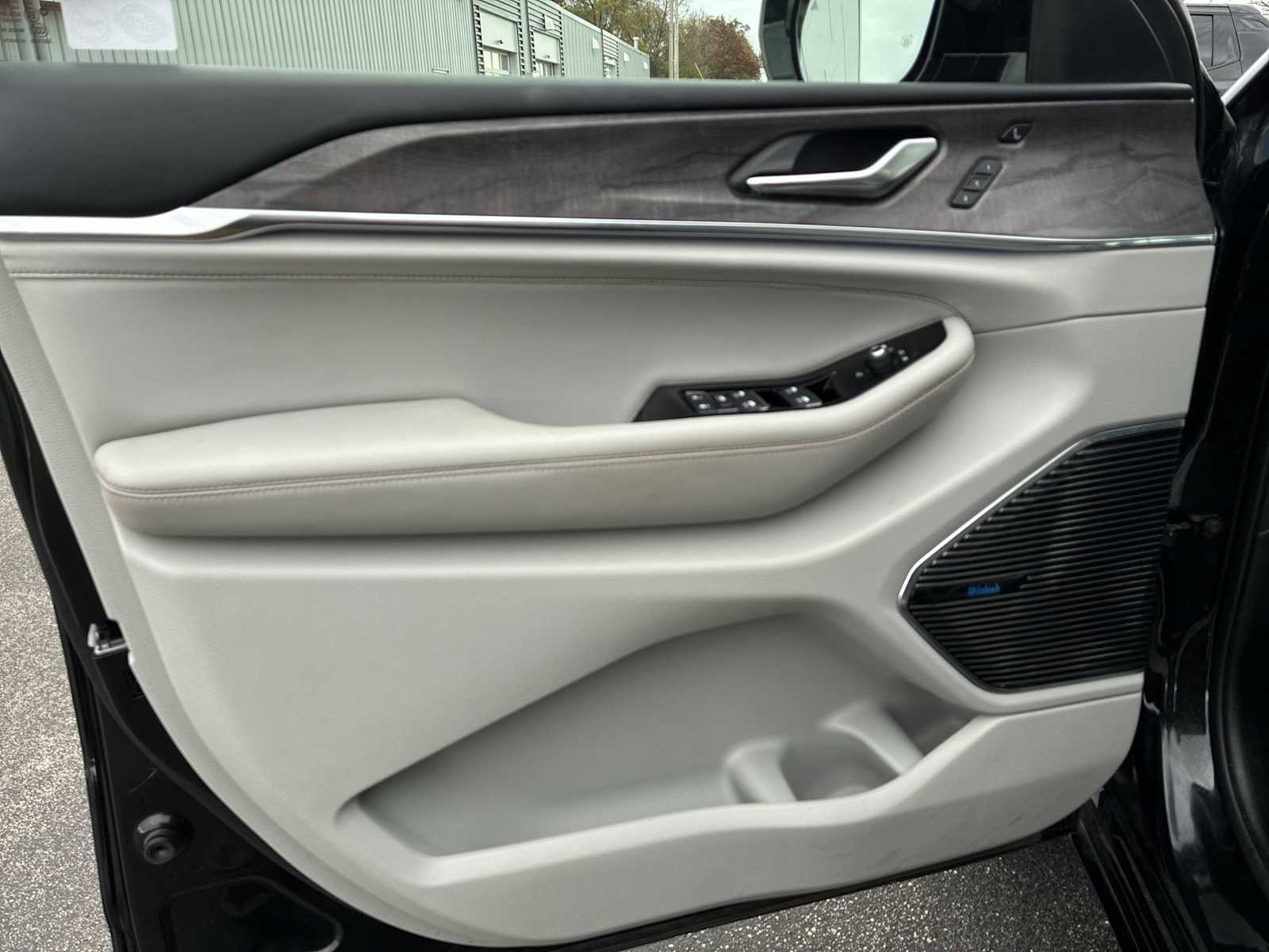 Used 2022 Jeep Grand Cherokee L Overland w/ Advanced Protech Group III image 23