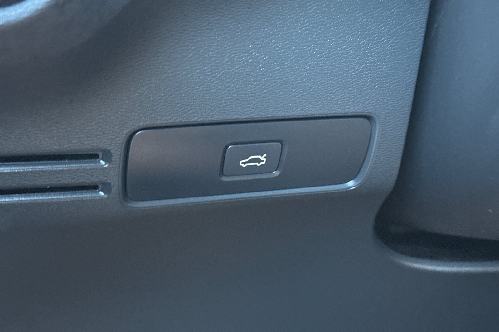 Certified 2023 Volvo XC40 Recharge Plus w/ Protection Package Premier AWD/4WD image 31