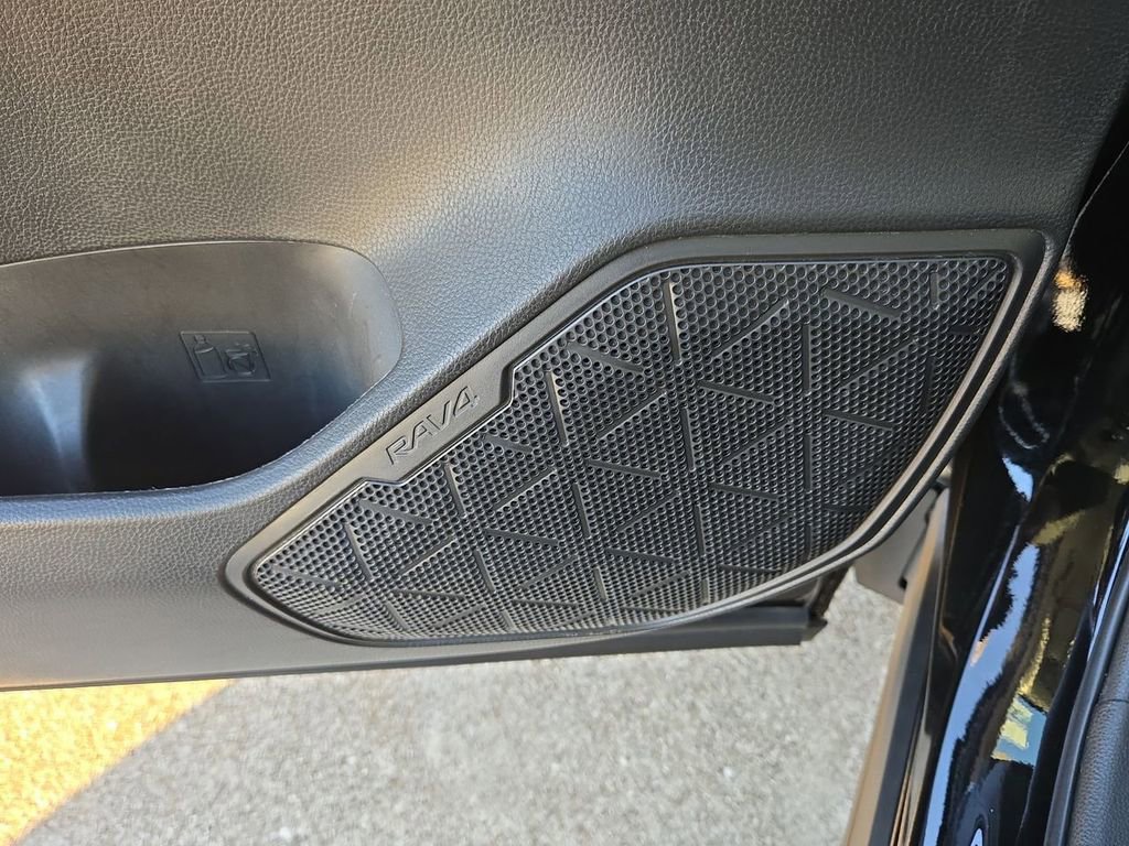 Used 2022 Toyota RAV4 XLE Premium image 14