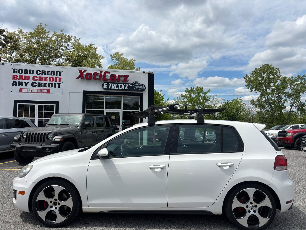 Used 2012 Volkswagen Golf 4-Door FWD image 1