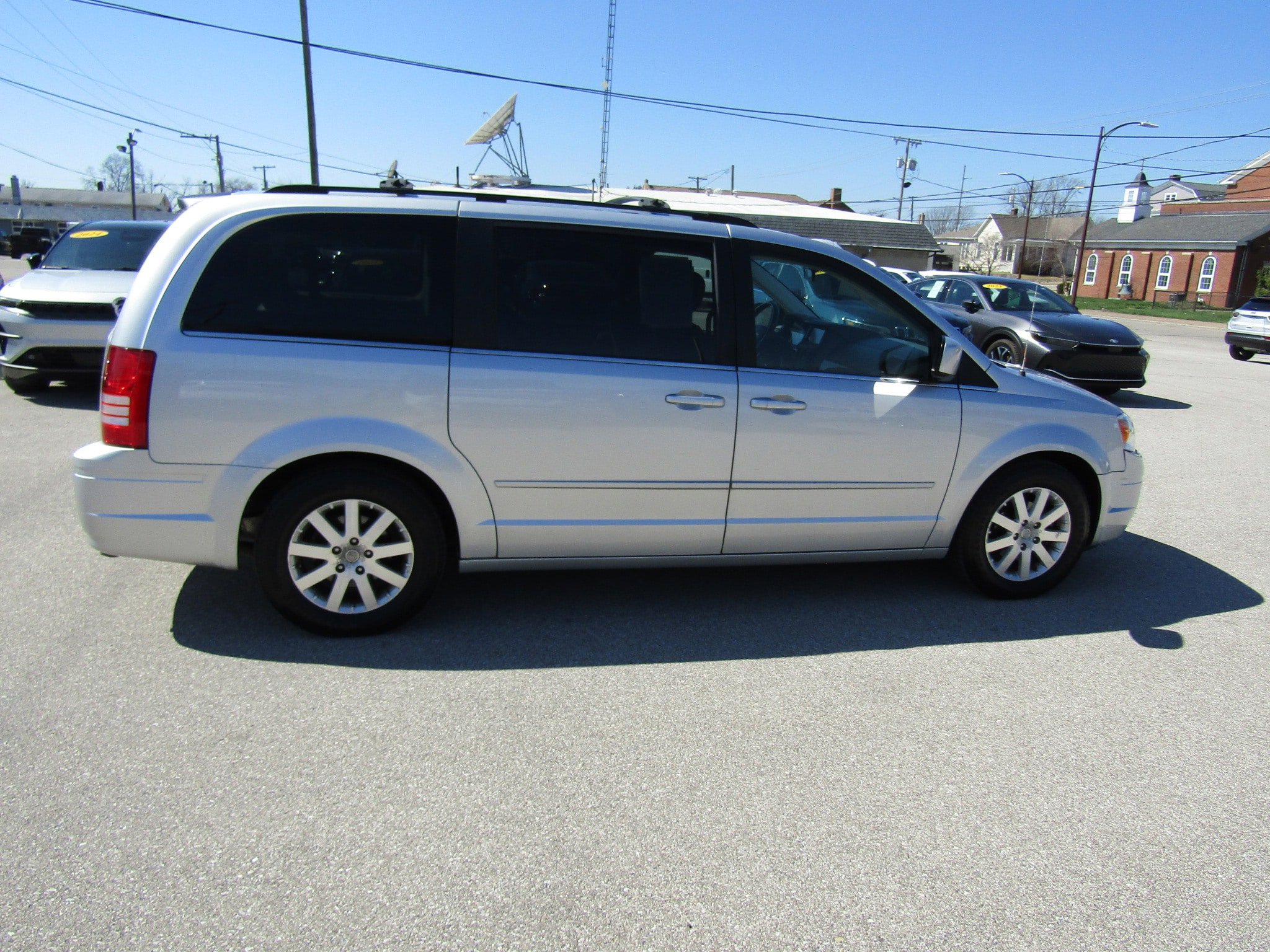 Used 2008 Chrysler Town & Country Touring FWD image 2