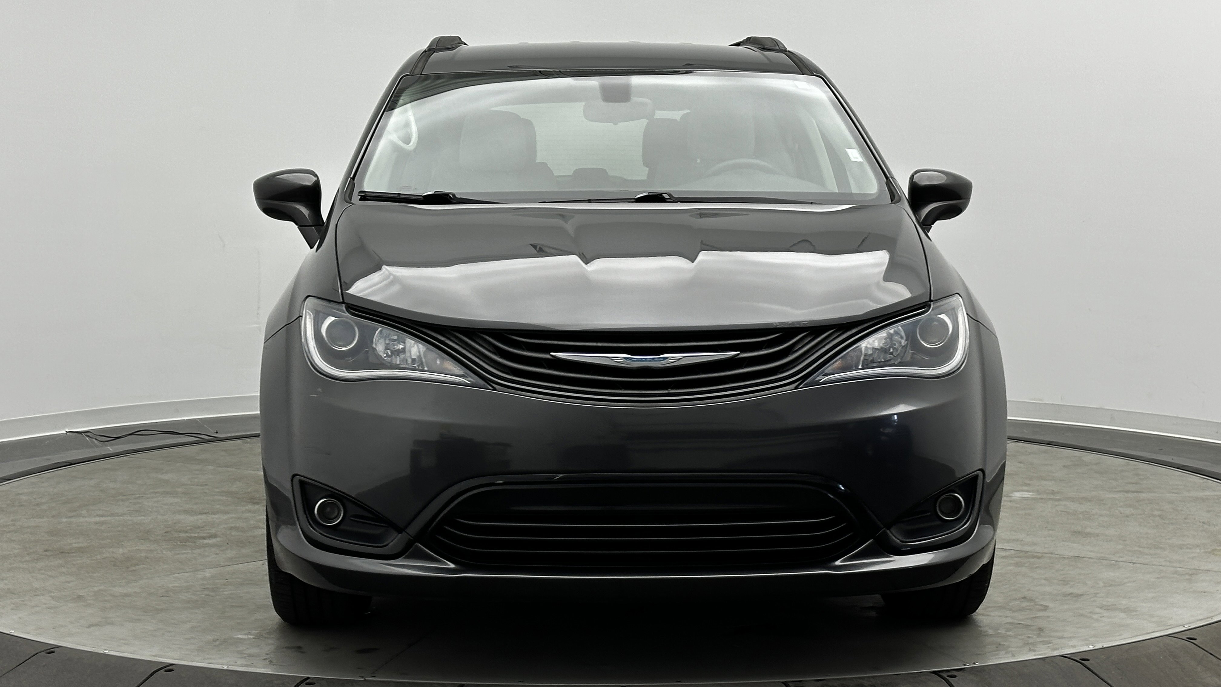 Used 2018 Chrysler Pacifica Touring-L image 2