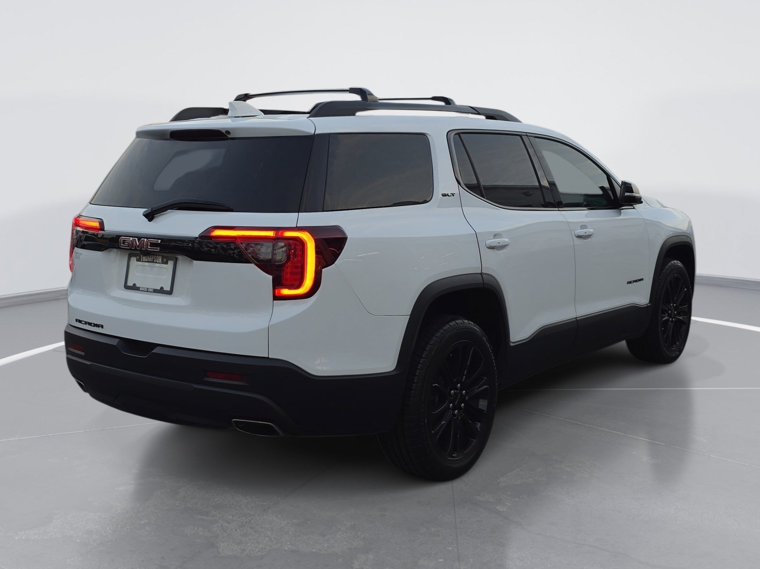 Used 2022 GMC Acadia SLT w/ Elevation Edition FWD image 3