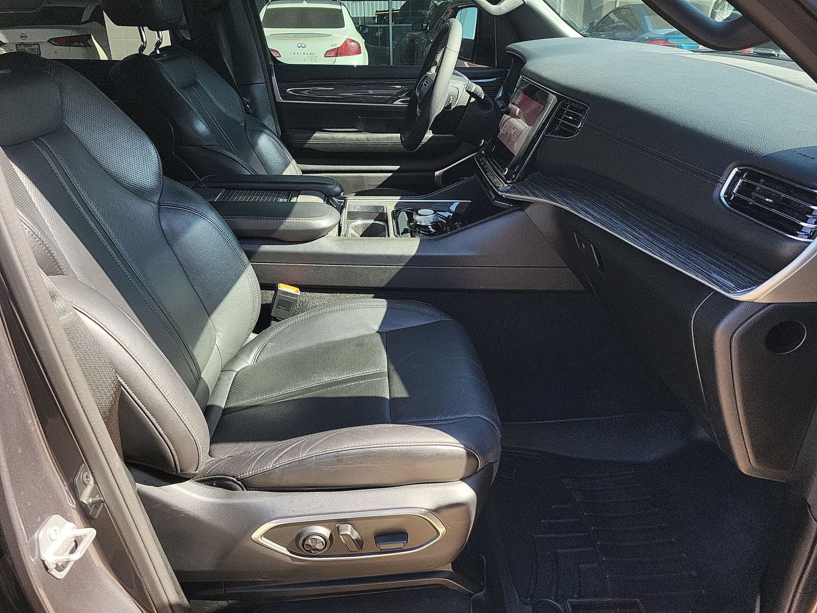 Used 2022 Jeep Wagoneer Series II RWD image 28