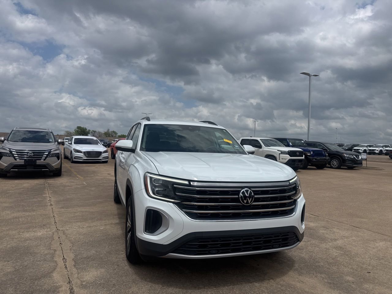 Used 2024 Volkswagen Atlas SE FWD image 3