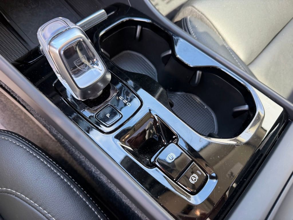 Used 2025 Volvo XC40 B5 Plus image 28