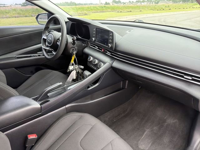 Used 2021 Hyundai Elantra SE FWD image 14