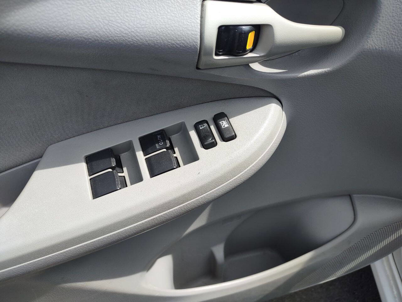 Used 2009 Toyota Corolla LE FWD image 9