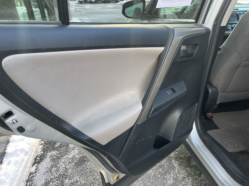 Used 2015 Toyota RAV4 LE image 9
