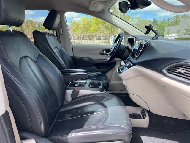 Used 2017 Chrysler Pacifica Touring-L Plus FWD image 11