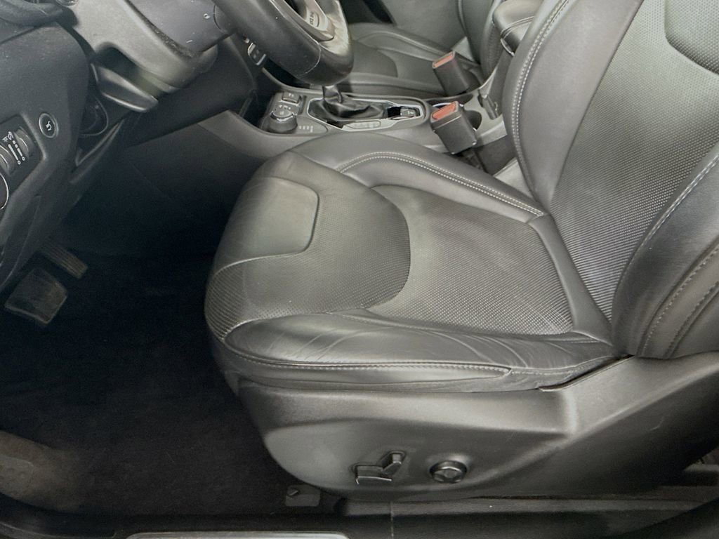 Used 2019 Jeep Cherokee Limited image 30