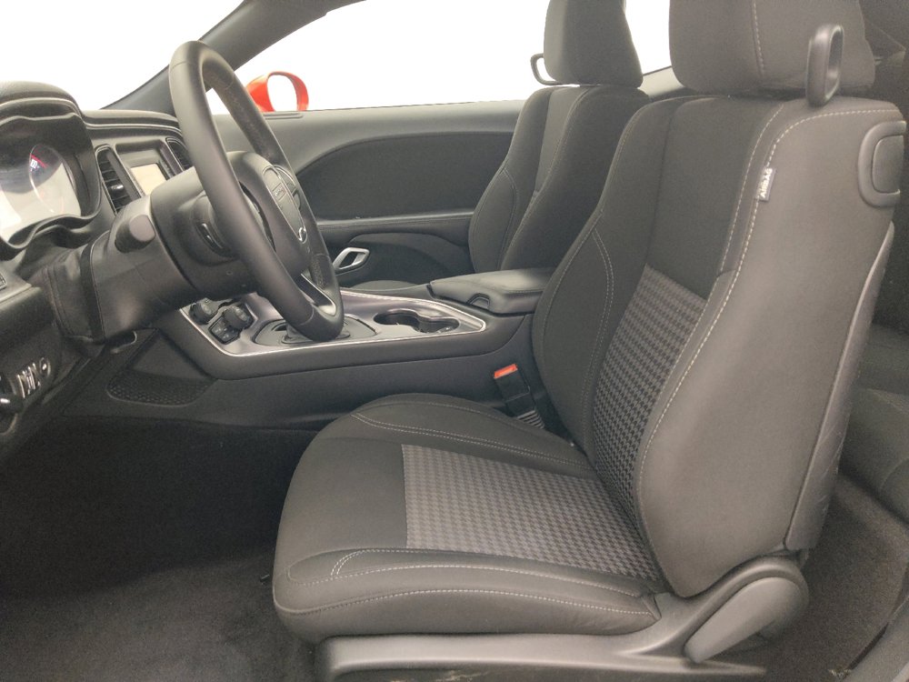 Used 2016 Dodge Challenger SXT RWD image 17