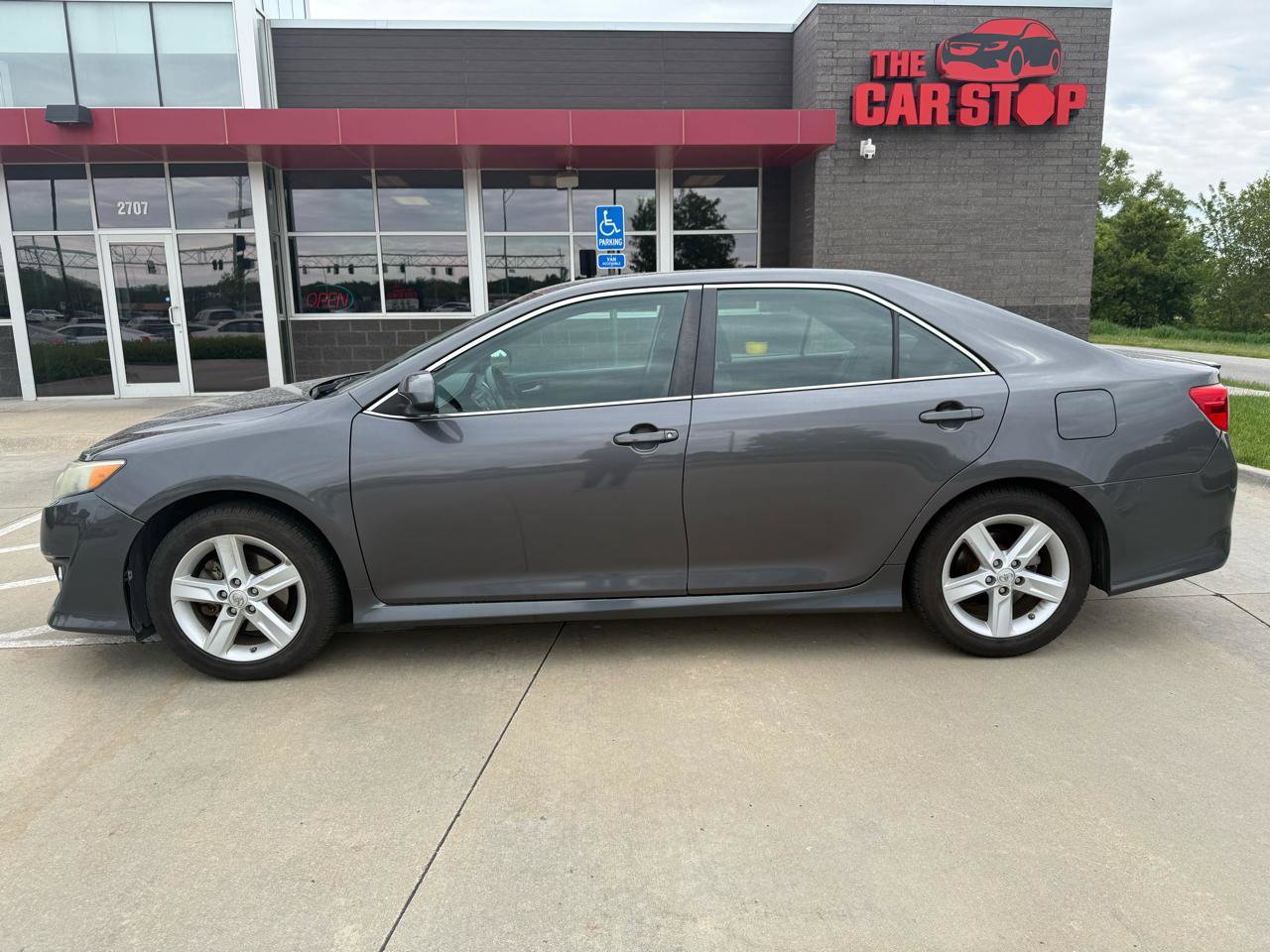 Used 2013 Toyota Camry SE FWD image 1