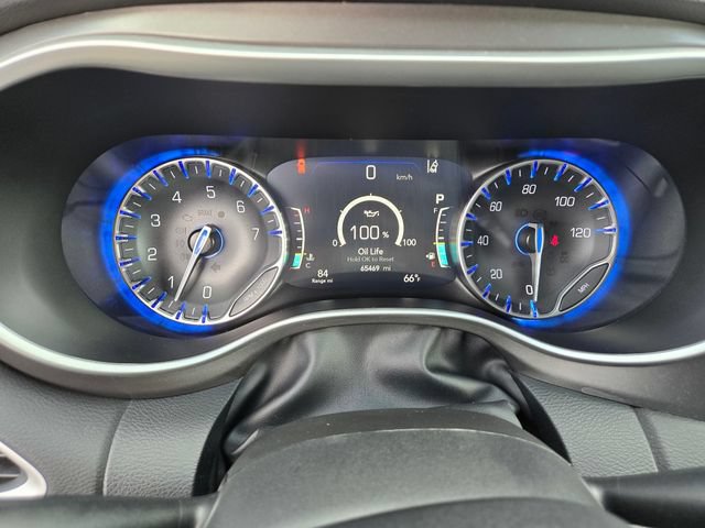 Used 2024 Chrysler Pacifica Touring-L FWD image 21