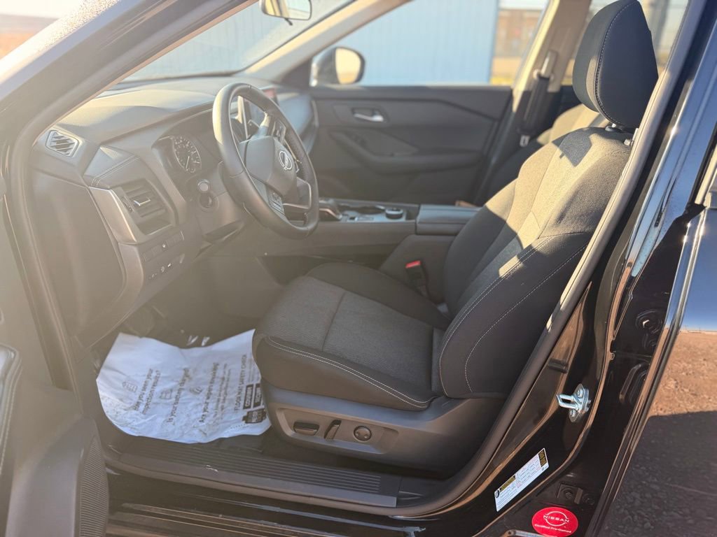 Certified 2025 Nissan Rogue SV image 9