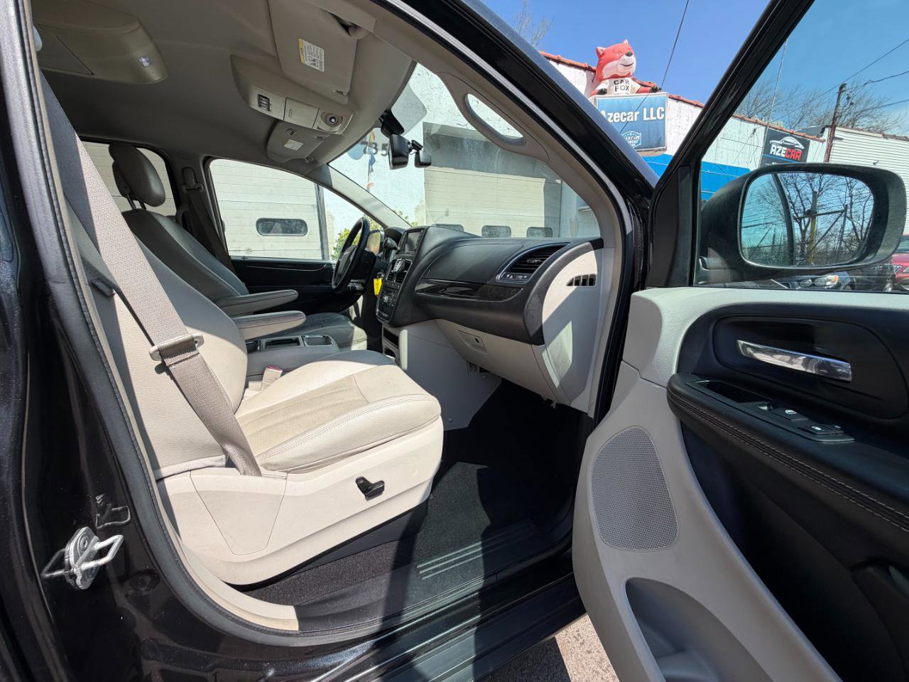 Used 2014 Chrysler Town & Country Touring-L w/ Driver Convenience Group image 25