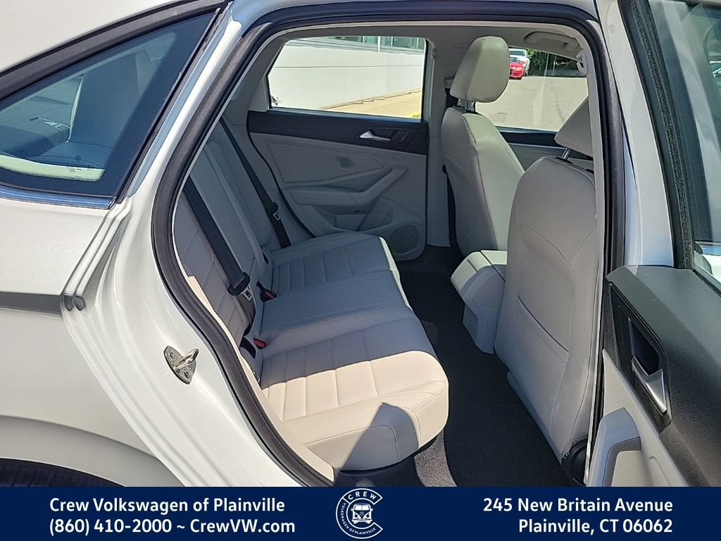 Certified 2024 Volkswagen Jetta SE w/ Panoramic Sunroof Package FWD image 17
