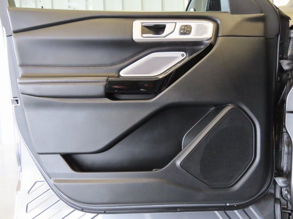 Used 2022 Ford Explorer Platinum w/ Premium Technology Package image 5