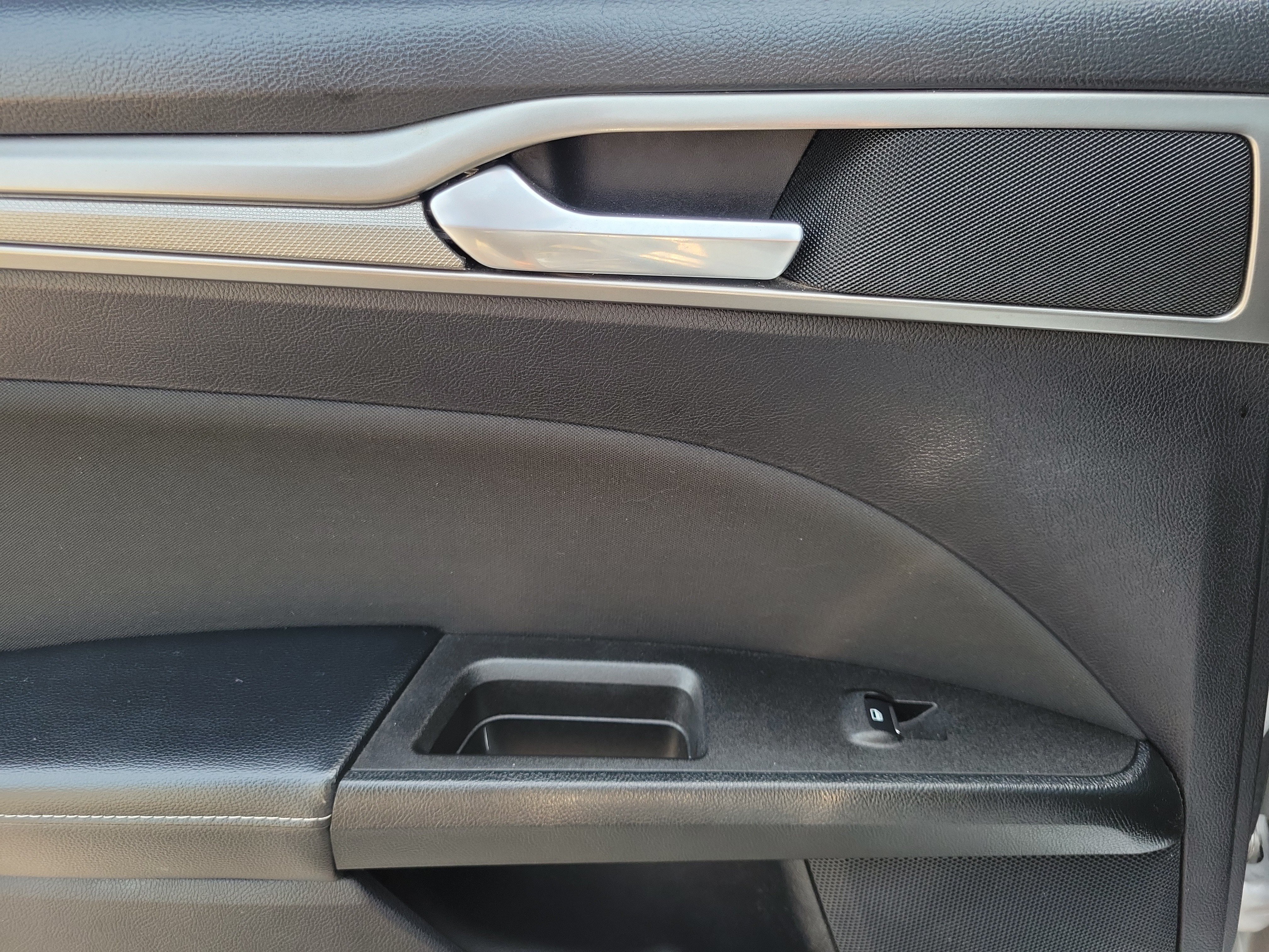 Used 2018 Ford Fusion SE FWD image 12