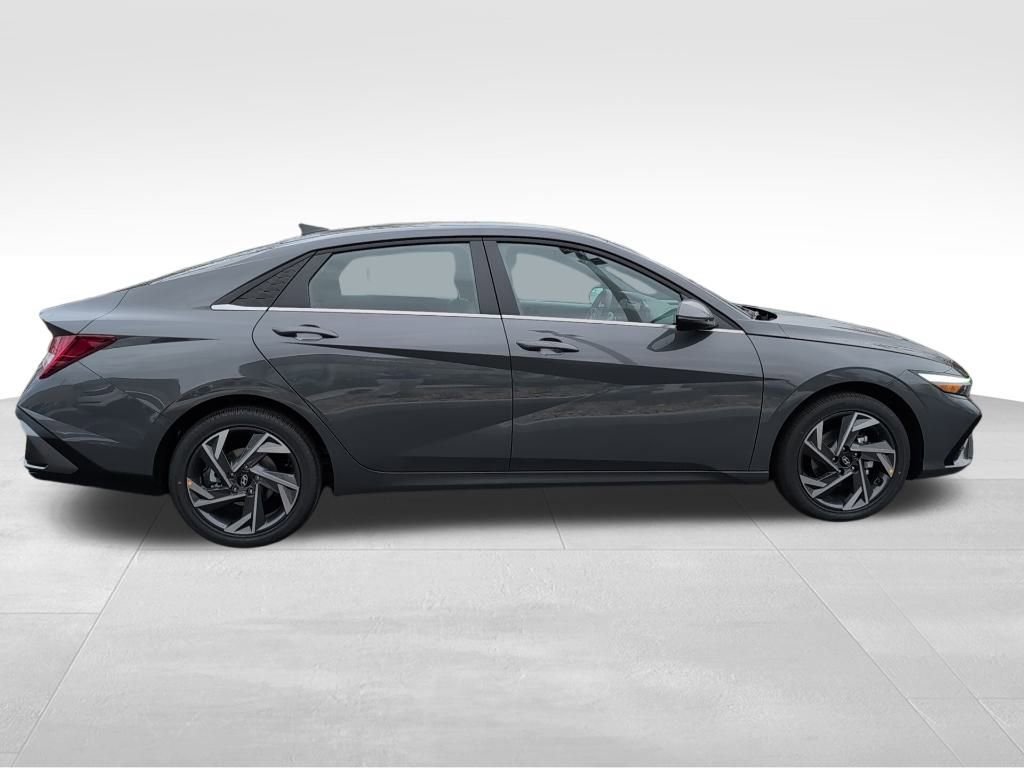 Used 2025 Hyundai Elantra Limited FWD image 8