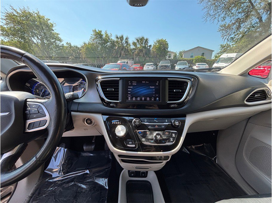 Used 2020 Chrysler Pacifica Touring-L FWD image 11