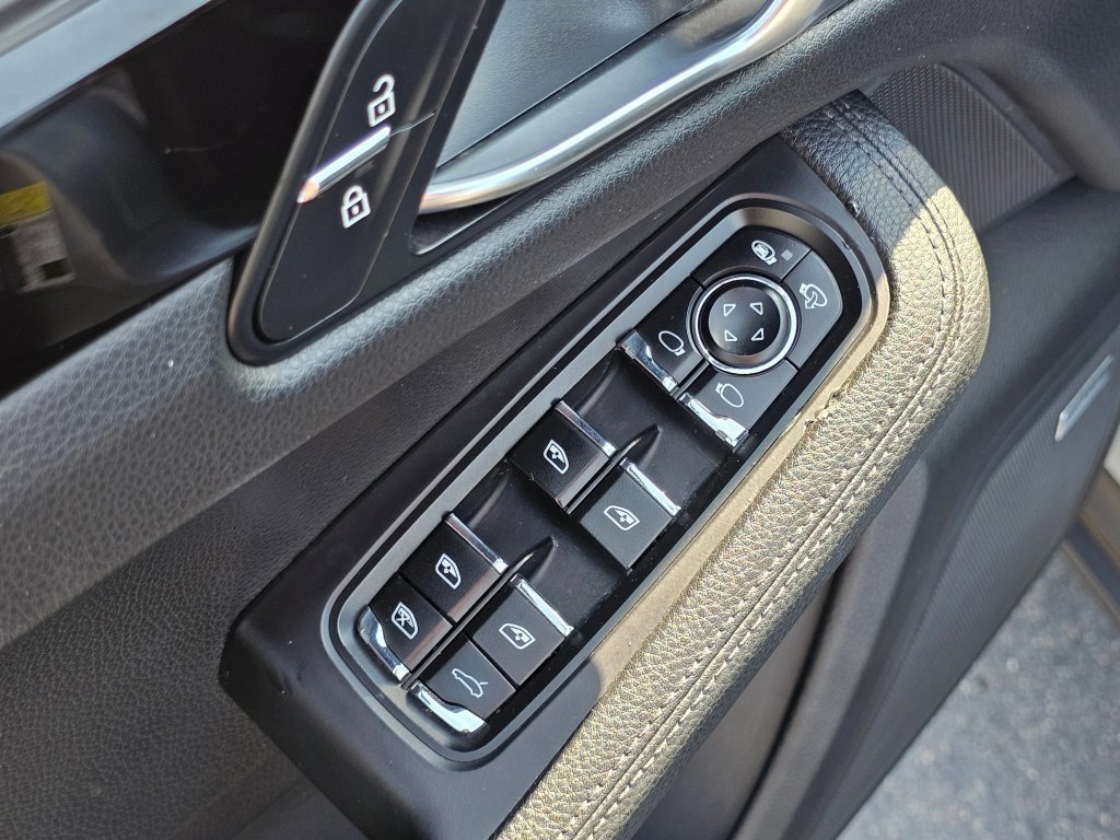 Used 2021 Porsche Macan w/ Premium Package image 29