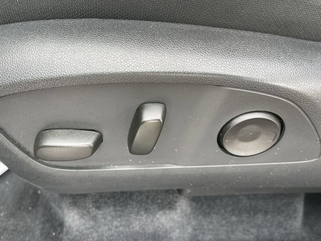 Used 2025 Chevrolet Traverse LT FWD image 12