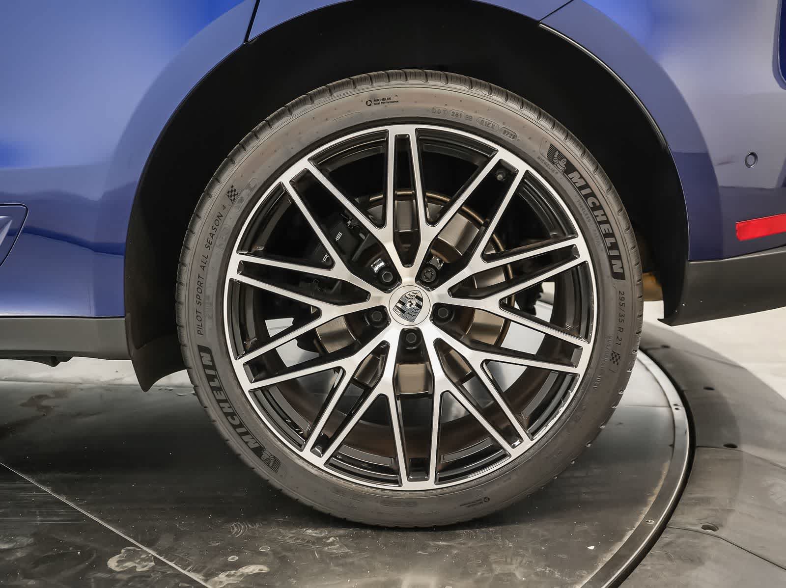 Certified 2024 Porsche Macan AWD/4WD image 14