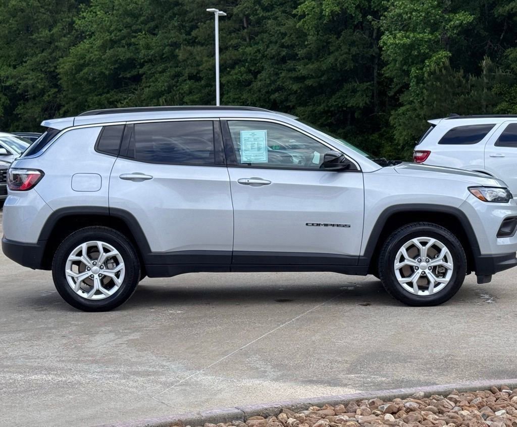 Used 2024 Jeep Compass Latitude image 9