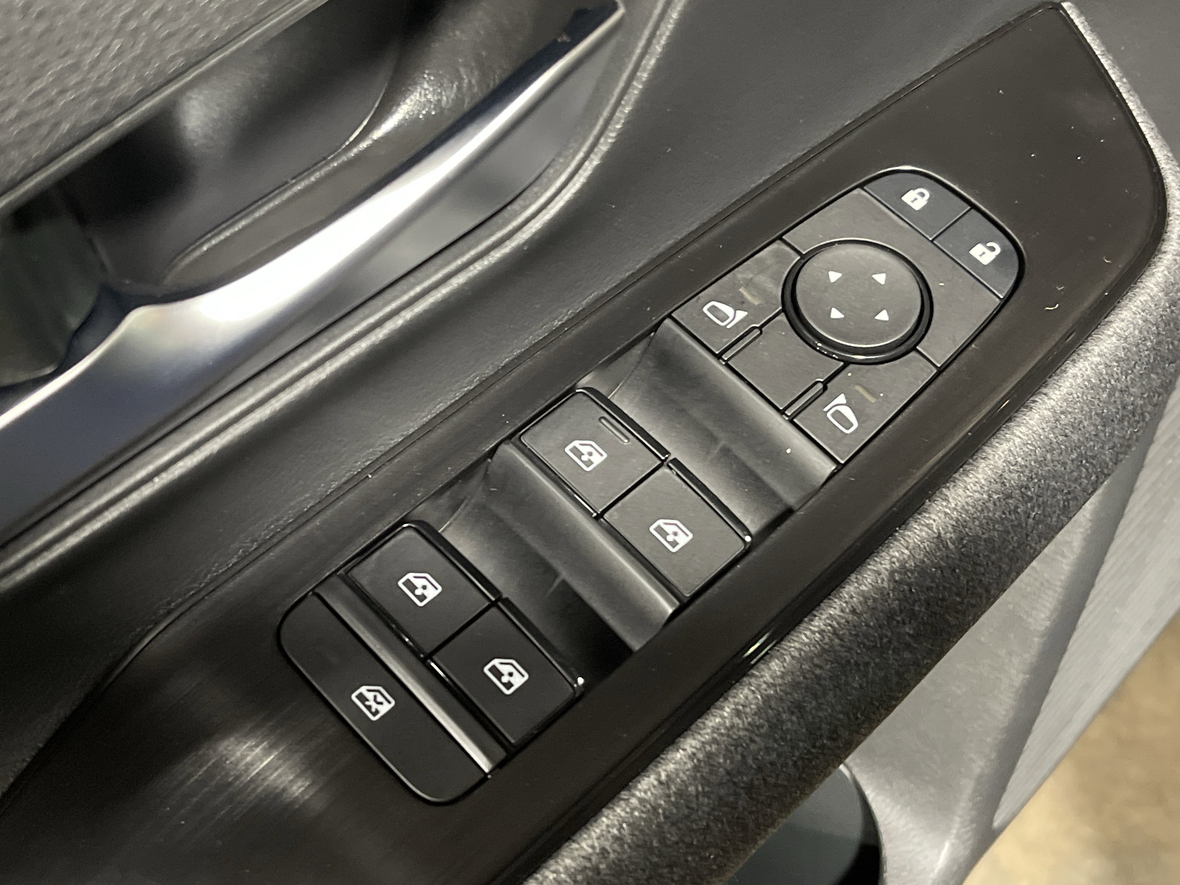 Used 2025 Nissan Kicks SV image 8